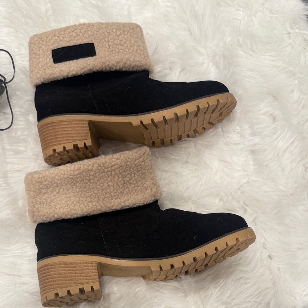 Never worn Stylish Women's Black and Tan Ankle and Chelsea Boots